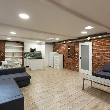 Spacious Apartment In Quiet Courtyard Near Charles Bridge براغ المظهر الخارجي الصورة