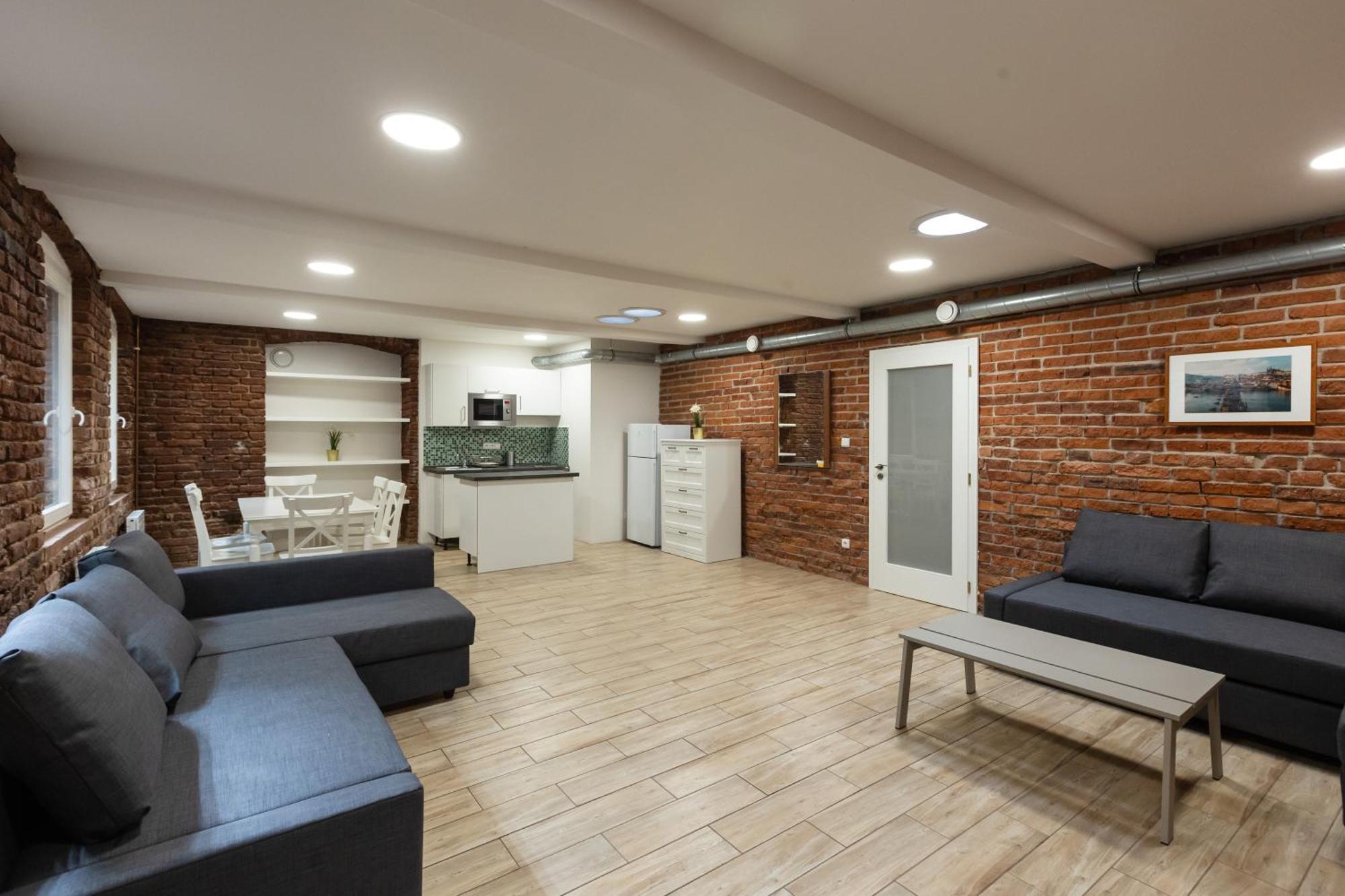 Spacious Apartment In Quiet Courtyard Near Charles Bridge براغ المظهر الخارجي الصورة